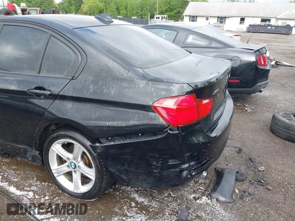 ✅ 2013 BMW 3 Series 320i xDrive • VIN: WBA3C3C55DF982704 • Lot: 42129268. Wystawiony na IAAI z przebiegiem 112 318 mil. Bezpłatny archiwum sprzedaży aukcyjnych z USA i szczegółowy raport historii pojazdu na DreamBid. Zdjęcie 6.