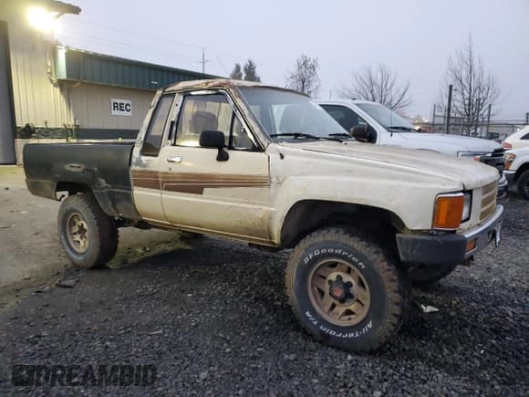✅ 1986 Toyota Pickup SR5 • VIN: JT4RN67S1G5018457 • Lot: 88796275. Listed on Copart with 220,441 mi. Free auction sales archive from the USA and detailed vehicle history report at DreamBid. Image 4.