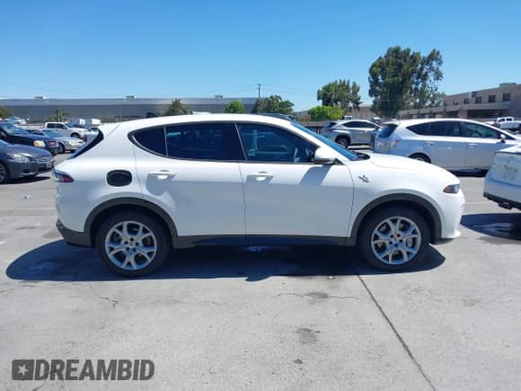 2024 Dodge Hornet R/T z VIN ZACPDFCW9R3A28545, wystawiony jako IAAI lot #42901439 z przebiegiem 23 660 mil mil oraz . Historia ofert i sprzedaży dostępna na DreamBid. Obrazek 13.