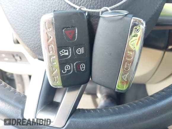 ✅ 2015 Jaguar XF T Premium • VIN: SAJWA0FS2FPU81130 • Lot: 42304645. Wystawiony na IAAI z przebiegiem 59 080 mil. Bezpłatny archiwum sprzedaży aukcyjnych z USA i szczegółowy raport historii pojazdu na DreamBid. Zdjęcie 11.