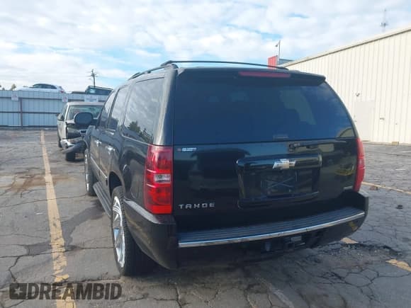 ✅ 2009 Chevrolet Tahoe LTZ • VIN: 1GNFC33079R108257 • Lot: 43346778. Listed on IAAI with 296,581 mi. Free auction sales archive from the USA and detailed vehicle history report at DreamBid. Image 3.