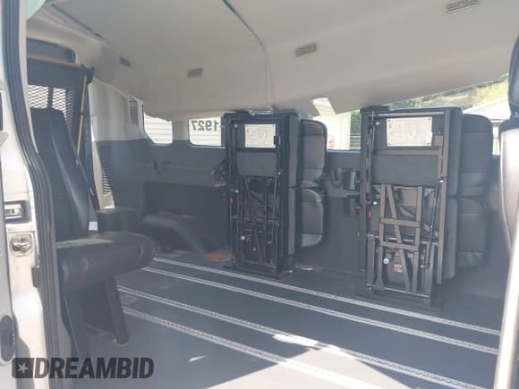 ✅ 2020 Ford Transit Passenger XL • VIN: 1FDAX2C81LKB07592 • Lot: 42937210. Wystawiony na IAAI z przebiegiem 177 563 mil. Bezpłatny archiwum sprzedaży aukcyjnych z USA i szczegółowy raport historii pojazdu na DreamBid. Zdjęcie 8.