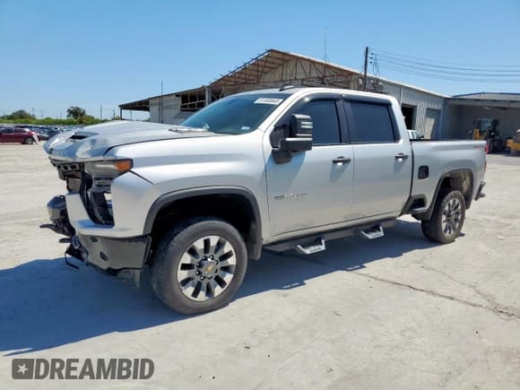 ✅ 2023 Chevrolet Silverado 2500HD Custom • VIN: 2GC4YMEY5P1717251 • Лот: 81000945. Опубликован ранее на Copart с пробегом 80 711 миль. Бесплатный доступ к архиву аукционных продаж из США и подробный отчёт об истории автомобиля на DreamBid. Изображение 1.