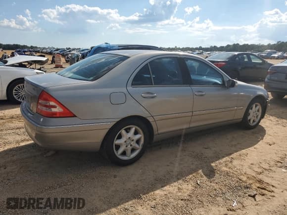 ✅ 2003 Mercedes-Benz C 240 • VIN: WDBRF61JX3A458335 • Лот: 81825515. Опубликован ранее на Copart с пробегом Не указан. Бесплатный доступ к архиву аукционных продаж из США и подробный отчёт об истории автомобиля на DreamBid. Изображение 3.