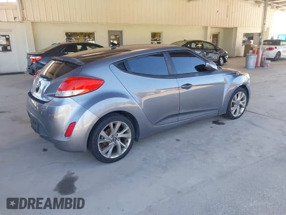 ✅ 2017 Hyundai Veloster Value Edition • VIN: KMHTC6AD4HU309804 • Lot: 43441272. Wystawiony na IAAI z przebiegiem 99 124 mil. Bezpłatny archiwum sprzedaży aukcyjnych z USA i szczegółowy raport historii pojazdu na DreamBid. Zdjęcie 4.