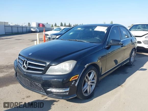 ✅ 2014 Mercedes-Benz C 250 Sport • VIN: WDDGF4HB3ER304216 • Лот: 43617261. Опубликован ранее на IAAI с пробегом 111 395 миль. Бесплатный доступ к архиву аукционных продаж из США и подробный отчёт об истории автомобиля на DreamBid. Изображение 2.