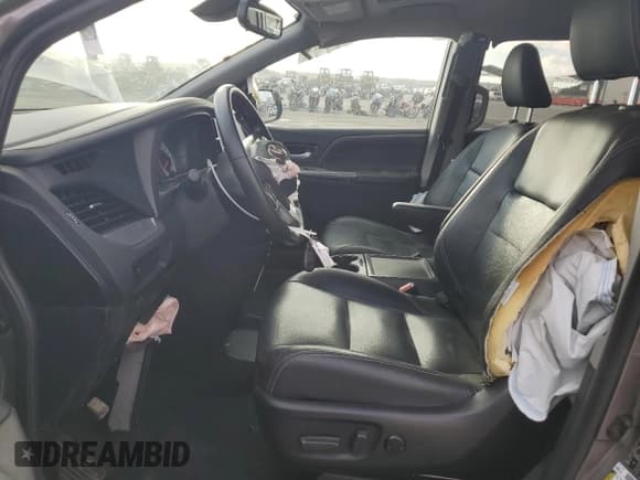 ✅ 2020 Toyota Sienna SE • VIN: 5TDXZ3DC0LS062302 • Lot: 46988815. Wystawiony na Copart z przebiegiem 97 304 mil. Bezpłatny archiwum sprzedaży aukcyjnych z USA i szczegółowy raport historii pojazdu na DreamBid. Zdjęcie 7.