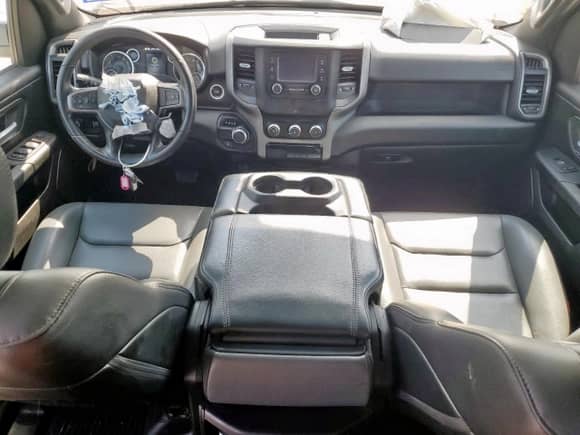 2023 Ram 1500 Tradesman z VIN 1C6RRENTXPN573635, wystawiony jako Copart lot #70497975 z przebiegiem 64 595 mil mil oraz Szkoda całkowita • Salvage title. Historia ofert i sprzedaży dostępna na DreamBid. Obrazek 8.