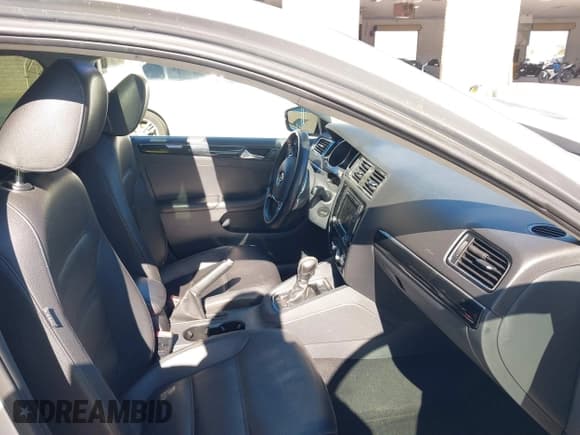 ✅ 2016 Volkswagen Jetta SEL • VIN: 3VWL17AJ2GM367545 • Lot: 39157337. Wystawiony na IAAI z przebiegiem 112 009 mil. Bezpłatny archiwum sprzedaży aukcyjnych z USA i szczegółowy raport historii pojazdu na DreamBid. Zdjęcie 5.