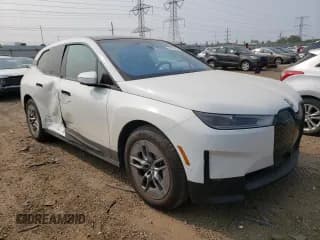 ✅ 2023 BMW iX xDrive50 • VIN: WB523CF03PCL70680 • Lot: 52704593. Wystawiony na Copart z przebiegiem 1 621 mil. Bezpłatny archiwum sprzedaży aukcyjnych z USA i szczegółowy raport historii pojazdu na DreamBid. Zdjęcie 4.