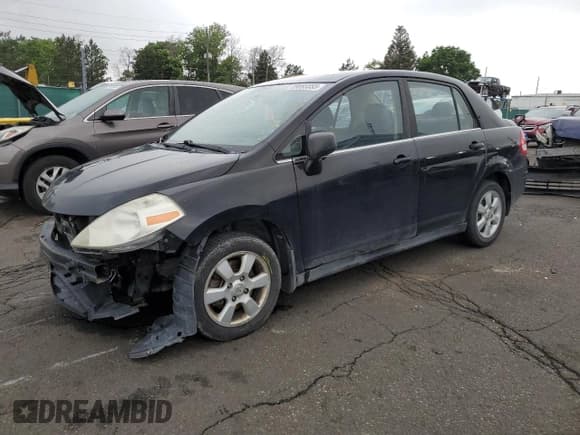 ✅ 2007 Nissan Versa SL • VIN: 3N1BC11E97L422588 • Lot: 59895555. Wystawiony na Copart z przebiegiem 170 908 mil. Bezpłatny archiwum sprzedaży aukcyjnych z USA i szczegółowy raport historii pojazdu na DreamBid. Zdjęcie 1.