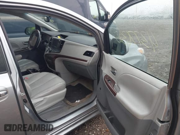 ✅ 2011 Toyota Sienna XLE • VIN: 5TDYK3DC8BS001951 • Lot: 43776325. Listed on IAAI with 173,254 mi. Free auction sales archive from the USA and detailed vehicle history report at DreamBid. Image 5.