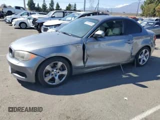 ✅ 2010 BMW 1 Series 135i • VIN: WBAUC7C50AVK96406 • Лот: 83993195. Опубликован ранее на Copart с пробегом 132 367 миль. Бесплатный доступ к архиву аукционных продаж из США и подробный отчёт об истории автомобиля на DreamBid. Изображение 1.