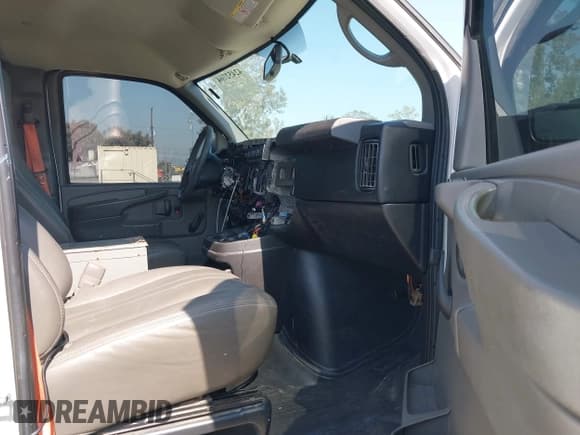 ✅ 2013 Chevrolet Express Cargo • VIN: 1GCWGFCB8D1902532 • Lot: 42452764. Wystawiony na IAAI z przebiegiem 95 113 mil. Bezpłatny archiwum sprzedaży aukcyjnych z USA i szczegółowy raport historii pojazdu na DreamBid. Zdjęcie 5.