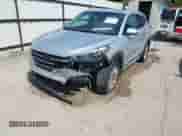 2018 Hyundai Tucson SEL z VIN KM8J33A41JU695772, wystawiony jako IAAI lot #43318562 z przebiegiem 104 982 mil mil oraz . Historia ofert i sprzedaży dostępna na DreamBid. Obrazek 6.