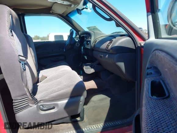 2000 Dodge 1500 z VIN 1B7HF13Y6YJ102207, wystawiony jako IAAI lot #43506519 z przebiegiem 144 023 mil mil oraz . Historia ofert i sprzedaży dostępna na DreamBid. Obrazek 5.