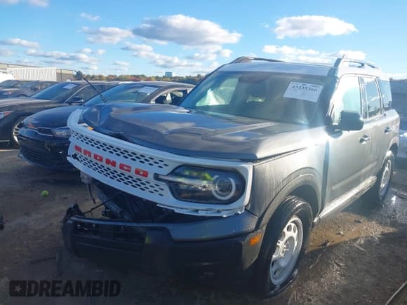 ✅ 2025 Ford Bronco Sport Heritage • VIN: 3FMCR9GN4SRE39810 • Lot: 43435366. Wystawiony na IAAI z przebiegiem 5 165 mil. Bezpłatny archiwum sprzedaży aukcyjnych z USA i szczegółowy raport historii pojazdu na DreamBid. Zdjęcie 18.