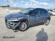 ✅ 2021 Hyundai Kona SEL • VIN: KM8K22AA8MU661372 • Лот: 44143505. Опубликован ранее на Copart с пробегом Не указан. Бесплатный доступ к архиву аукционных продаж из США и подробный отчёт об истории автомобиля на DreamBid. Изображение 1.