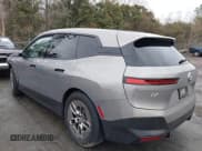 ✅ 2023 BMW iX xDrive50 • VIN: WB523CF01PCM04342 • Lot: 41421326. Wystawiony na IAAI z przebiegiem Nie podano. Bezpłatny archiwum sprzedaży aukcyjnych z USA i szczegółowy raport historii pojazdu na DreamBid. Zdjęcie 3.