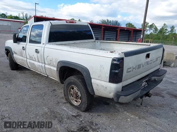 ✅ 2004 Chevrolet Silverado 2500HD LS • VIN: 1GCHC23284F256117 • Lot: 43453043. Wystawiony na IAAI z przebiegiem 327 650 mil. Bezpłatny archiwum sprzedaży aukcyjnych z USA i szczegółowy raport historii pojazdu na DreamBid. Zdjęcie 3.