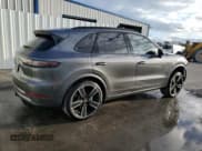 ✅ 2023 Porsche Cayenne Turbo • VIN: WP1AF2AY0PDA20298 • Lot: 90679445. Wystawiony na Copart z przebiegiem 20 556 mil. Bezpłatny archiwum sprzedaży aukcyjnych z USA i szczegółowy raport historii pojazdu na DreamBid. Zdjęcie 3.