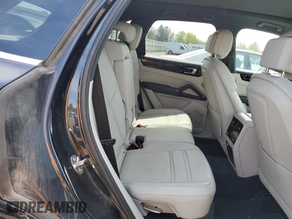 ✅ 2020 Porsche Cayenne • VIN: WP1AA2AY4LDA01455 • Lot: 48585053. Wystawiony na Copart z przebiegiem 70 714 mil. Bezpłatny archiwum sprzedaży aukcyjnych z USA i szczegółowy raport historii pojazdu na DreamBid. Zdjęcie 10.