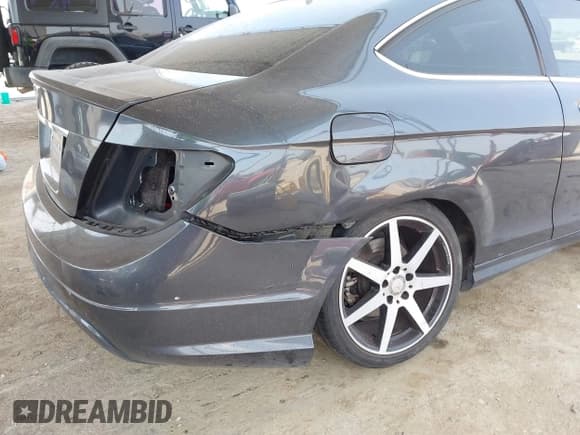 ✅ 2015 Mercedes-Benz C 250 • VIN: WDDGJ4HBXFG390555 • Lot: 42288436. Wystawiony na IAAI z przebiegiem 93 665 mil. Bezpłatny archiwum sprzedaży aukcyjnych z USA i szczegółowy raport historii pojazdu na DreamBid. Zdjęcie 6.