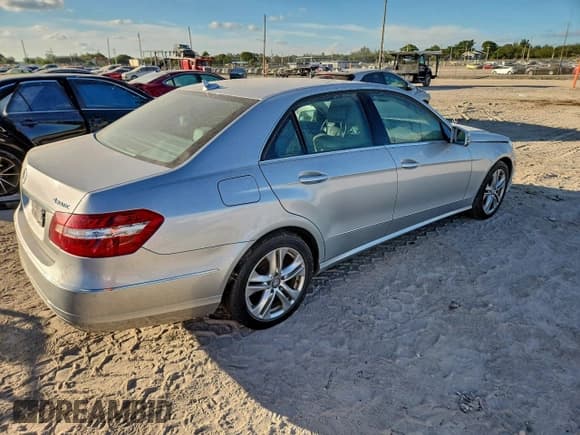 ✅ 2011 Mercedes-Benz E 350 Luxury • VIN: WDDHF8HB8BA429265 • Lot: 94115885. Listed on Copart with 88,117 mi. Free auction sales archive from the USA and detailed vehicle history report at DreamBid. Image 3.