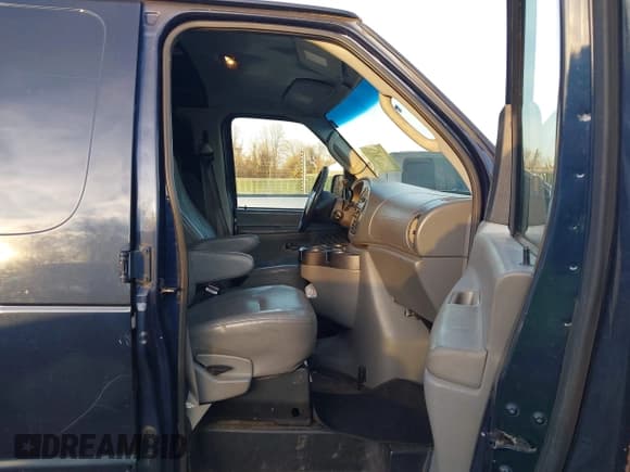 ✅ 2006 Ford Econoline Cargo • VIN: 1FTNE24W66HB42655 • Lot: 43831137. Wystawiony na IAAI z przebiegiem 176 989 mil. Bezpłatny archiwum sprzedaży aukcyjnych z USA i szczegółowy raport historii pojazdu na DreamBid. Zdjęcie 5.