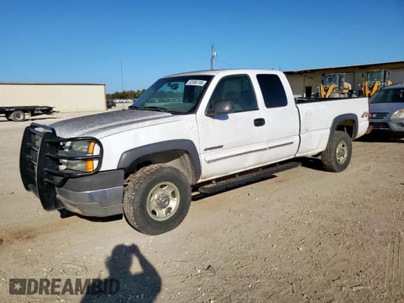 ✅ 2003 Chevrolet Silverado 2500HD LS • VIN: 1GCHK29U63E102926 • Lot: 92466165. Wystawiony na Copart z przebiegiem 165 955 mil. Bezpłatny archiwum sprzedaży aukcyjnych z USA i szczegółowy raport historii pojazdu na DreamBid. Zdjęcie 1.