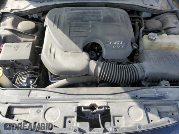 ✅ 2018 Chrysler 300 Touring • VIN: 2C3CCARG2JH324885 • Lot: 44934934. Wystawiony na Copart z przebiegiem 74 715 mil. Bezpłatny archiwum sprzedaży aukcyjnych z USA i szczegółowy raport historii pojazdu na DreamBid. Zdjęcie 11.