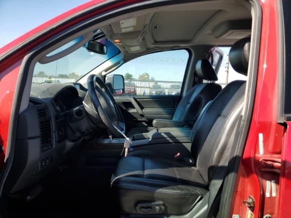 ✅ 2010 Nissan Titan LE • VIN: 1N6AA0EC7AN322060 • Lot: 68650275. Wystawiony na Copart z przebiegiem 174 005 mil. Bezpłatny archiwum sprzedaży aukcyjnych z USA i szczegółowy raport historii pojazdu na DreamBid. Zdjęcie 7.