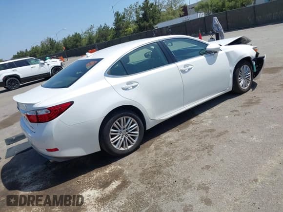 ✅ 2014 Lexus ES 330 • VIN: JTHBK1GG6E2113795 • Lot: 42207580. Wystawiony na IAAI z przebiegiem 128 540 mil. Bezpłatny archiwum sprzedaży aukcyjnych z USA i szczegółowy raport historii pojazdu na DreamBid. Zdjęcie 4.