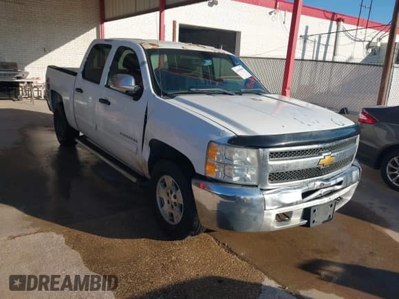 ✅ 2012 Chevrolet Silverado 1500 LT • VIN: 3GCPCSE03CG241402 • Лот: 43583888. Опубликован ранее на IAAI с пробегом 318 449 миль. Бесплатный доступ к архиву аукционных продаж из США и подробный отчёт об истории автомобиля на DreamBid. Изображение 1.