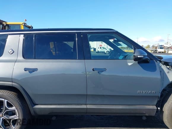 ✅ 2026 Rivian R1S Adventure • VIN: 7PDSGCBA8TN075797 • Lot: 43548257. Wystawiony na IAAI z przebiegiem 719 mil. Bezpłatny archiwum sprzedaży aukcyjnych z USA i szczegółowy raport historii pojazdu na DreamBid. Zdjęcie 14.