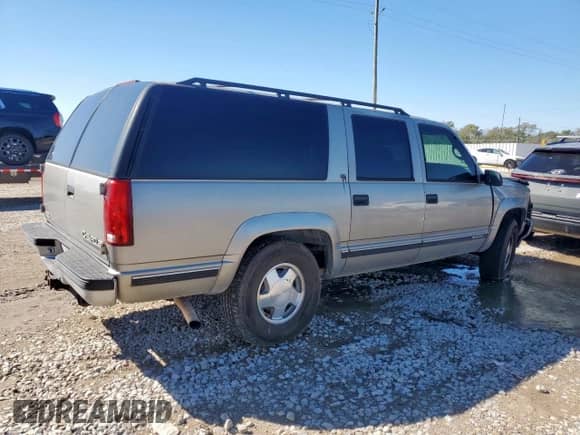 1999 Chevrolet Suburban z VIN 1GNFK16R7XJ571867, wystawiony jako Copart lot #90450425 z przebiegiem 294 487 mil mil oraz Szkoda całkowita • Salvage title. Historia ofert i sprzedaży dostępna na DreamBid. Obrazek 3.