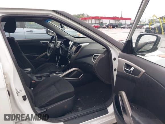 ✅ 2014 Hyundai Veloster • VIN: KMHTC6AD8EU194586 • Lot: 43305495. Wystawiony na IAAI z przebiegiem 163 908 mil. Bezpłatny archiwum sprzedaży aukcyjnych z USA i szczegółowy raport historii pojazdu na DreamBid. Zdjęcie 5.