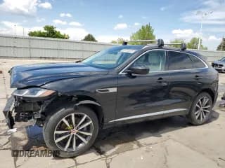 ✅ 2023 Jaguar F-Pace S • VIN: SADCJ2EX6PA705096 • Lot: 56425555. Wystawiony na Copart z przebiegiem 44 105 mil. Bezpłatny archiwum sprzedaży aukcyjnych z USA i szczegółowy raport historii pojazdu na DreamBid. Zdjęcie 1.