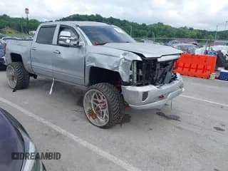 ✅ 2018 Chevrolet Silverado 1500 LT • VIN: 3GCUKREC2JG502122 • Лот: 42512007. Опубликован ранее на IAAI с пробегом 97 377 миль. Бесплатный доступ к архиву аукционных продаж из США и подробный отчёт об истории автомобиля на DreamBid. Изображение 1.