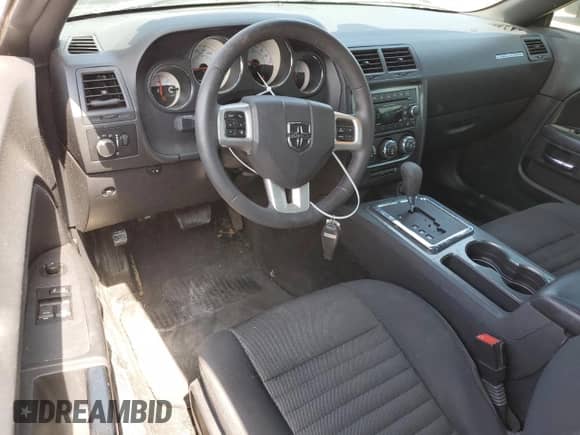 2014 Dodge Challenger SXT z VIN 2C3CDYAG7EH231853, wystawiony jako Copart lot #57032924 z przebiegiem 160 093 mil mil oraz Szkoda całkowita • Salvage title. Historia ofert i sprzedaży dostępna na DreamBid. Obrazek 8.