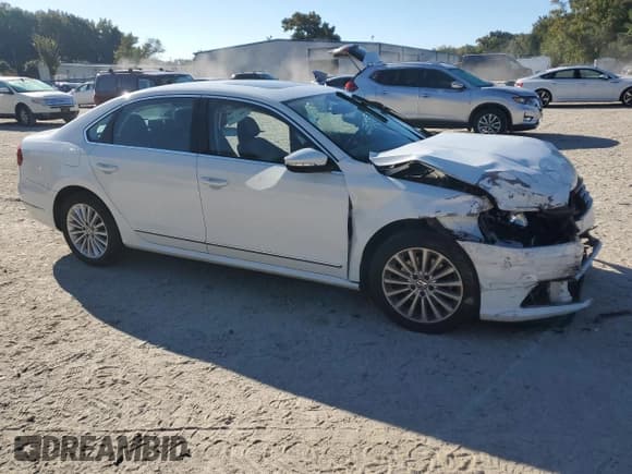 ✅ 2017 Volkswagen Passat SE • VIN: 1VWBT7A30HC045190 • Лот: 82205535. Опубликован ранее на Copart с пробегом 91 730 миль. Бесплатный доступ к архиву аукционных продаж из США и подробный отчёт об истории автомобиля на DreamBid. Изображение 4.