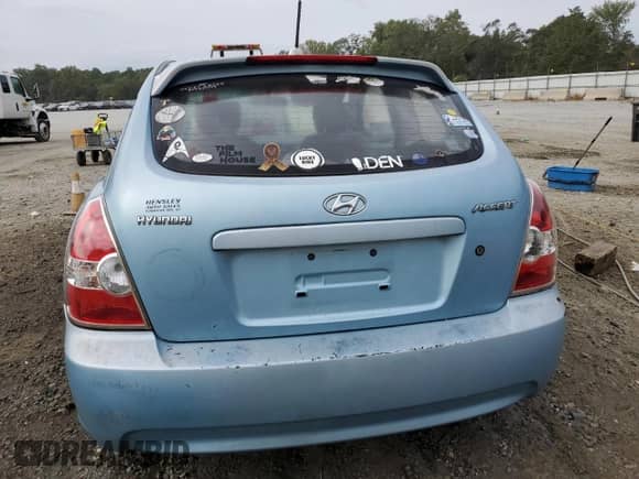 2009 Hyundai Accent Auto GS z VIN KMHCM36CX9U117686, wystawiony jako Copart lot #71089494 z przebiegiem 276 506 mil mil oraz Szkoda całkowita • Salvage title. Historia ofert i sprzedaży dostępna na DreamBid. Obrazek 6.