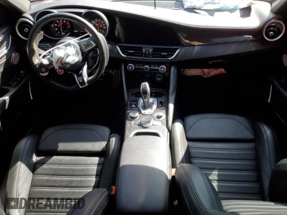✅ 2022 Alfa Romeo Giulia Quadrifoglio • VIN: ZARFAMEV2N7662914 • Lot: 86524355. Wystawiony na Copart z przebiegiem 21 850 mil. Bezpłatny archiwum sprzedaży aukcyjnych z USA i szczegółowy raport historii pojazdu na DreamBid. Zdjęcie 8.