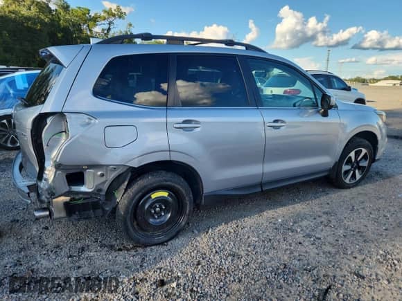 2017 Subaru Forester Limited with VIN JF2SJARC4HH510116, listed as a Copart auction lot 82122265 with 87,527 mi miles and Salvage title. Bid and sale history available at DreamBid. Image 3.