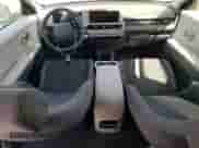 2022 Hyundai Ioniq 5 SE z VIN KM8KMDAF2NU113743, wystawiony jako Copart lot #50983934 z przebiegiem 13 981 mil mil oraz Szkoda całkowita • Salvage title. Historia ofert i sprzedaży dostępna na DreamBid. Obrazek 8.