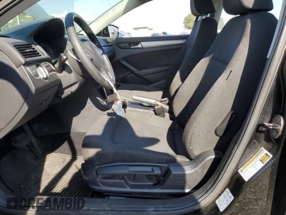 ✅ 2014 Volkswagen Passat S • VIN: 1VWAS7A34EC103585 • Lot: 70380135. Wystawiony na Copart z przebiegiem 122 892 mil. Bezpłatny archiwum sprzedaży aukcyjnych z USA i szczegółowy raport historii pojazdu na DreamBid. Zdjęcie 7.