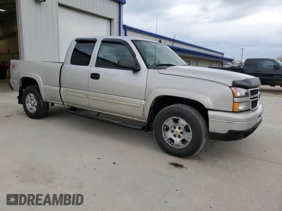 ✅ 2006 Chevrolet Silverado 1500 LS • VIN: 2GCEK19B761111443 • Lot: 78503734. Wystawiony na Copart z przebiegiem 185 283 mil mil. Skorzystaj z bezpłatnego archiwum sprzedaży aukcyjnych z USA i zobacz szczegółowy raport historii pojazdu na DreamBid. Zdjęcie 4.
