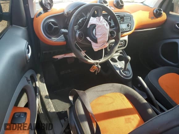 ✅ 2016 Smart fortwo Passion • VIN: WMEFJ5DA6GK069556 • Lot: 71427185. Wystawiony na Copart z przebiegiem 43 435 mil. Bezpłatny archiwum sprzedaży aukcyjnych z USA i szczegółowy raport historii pojazdu na DreamBid. Zdjęcie 8.