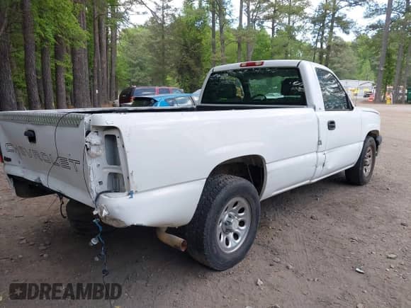 2004 Chevrolet Silverado 1500 LS z VIN 1GCEC14T24Z121685, wystawiony jako IAAI lot #42187789 z przebiegiem 121 667 mil mil oraz . Historia ofert i sprzedaży dostępna na DreamBid. Obrazek 4.