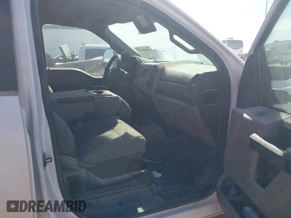 ✅ 2019 Ford F-250 XL • VIN: 1FT7W2A69KEC68823 • Lot: 41689175. Wystawiony na IAAI z przebiegiem 153 022 mil. Bezpłatny archiwum sprzedaży aukcyjnych z USA i szczegółowy raport historii pojazdu na DreamBid. Zdjęcie 5.